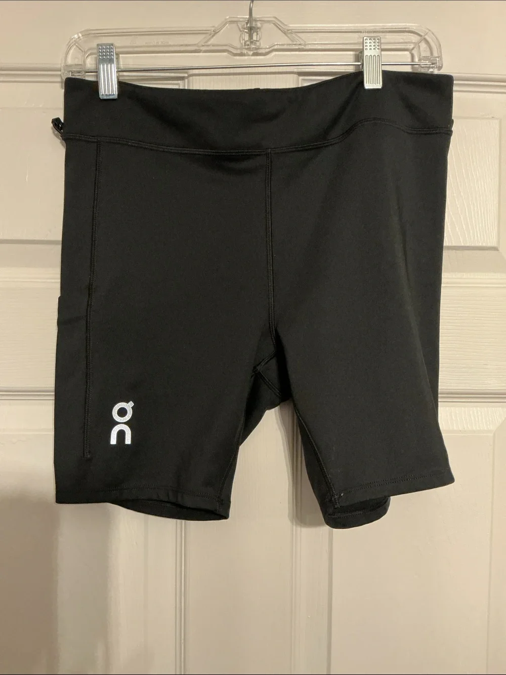 Run on clouds men’s performance, hybrid shorts with Reflective Logo